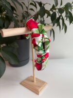 Biała opaska w truskawki - obrazek 2