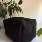 Duża czarna kosmetyczka baranek