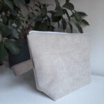 Mała beżowa kosmetyczka