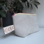 Mała kosmetyczka z ozdobnym zamkiem