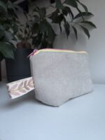 Mała kosmetyczka z ozdobnym zamkiem