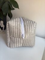 Kosmetyczka z materiałów tapicerskich z odzysku – styl i ekologia w jednym - obrazek 4