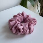 Różowa gumka scrunchie