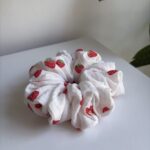 Muślinowa gumka w truskawki