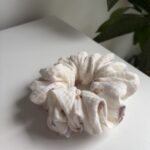 Muślinowa gumka w pastelowe wiśnie