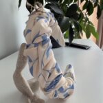 Beżowa opaska w niebieskie kwiaty