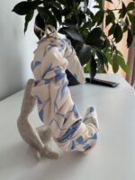 Beżowa opaska w niebieskie kwiaty
